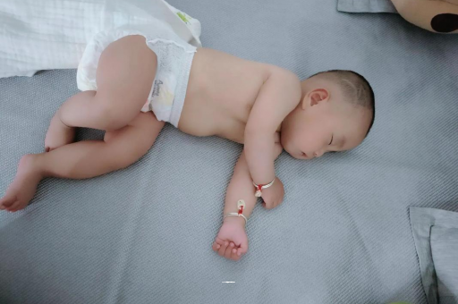 昆明几个月宝宝会抬头